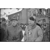 Le lieutenant-colonel Maurice Forget, attaché militaire du Canada, pose en compagnie d'un lieutenant-colonel de la 2e DIM (division d'infanterie marocaine) lors d'une cérémonie militaire à Masevaux dans le cadre d'une visite d'attachés militaires étrangers sur le front d'Alsace.