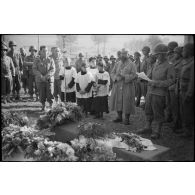 Enterrement de deux officiers français morts au champ d'honneur ; exhumation de corps de résistants du maquis de Magny Danigon par des prisonniers allemands.