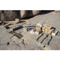 Ensemble de munitions trouvées dans une cache d'armes détectée lors de l'opération Vignemale dans l'Adrar Dourit.