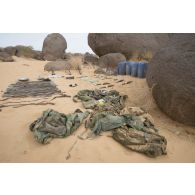 Effets militaires trouvés dans une cache d'armes détectée lors de l'opération Vignemale, dans l'Adrar Dourit.