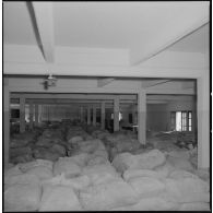 Sacs de farine au service de l'intendance à Maison-Carrée.