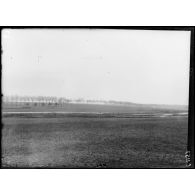 Courtacon (Seine-et-marne). Panorama. Champ de bataille de septembre 1914. Point extrême atteint par les Allemands venant de Sézanne. Route de Paris ( à gauche)  à Sézanne (à droite). [légende d'origine]