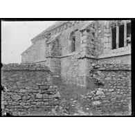 Montceaux-les-Provins  (Seine-et-Marne). Eglise  (brèche à un mur fait par un 75). [légende d'origine]