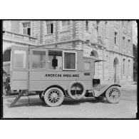 Ambulance américaine à Neuilly (Seine). La nouvelle voiture auto dentisterie avant son départ pour le front. [légende d'origine]