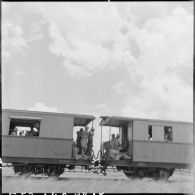 Des soldats du 11e Tabor circulent dans un train, s'apprêtant à quitter l'Indochine.