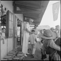 Le général de Linares, commandant les FTNV (forces terrestres du Nord-Vietnam), lors de la distribution de jouets aux enfants du village de réfugiés Muong de Kobe.