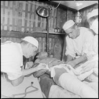 Opération d'un blessé à l'antenne chirurgicale de Na San.