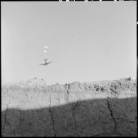 Parachutage de munitions sur le camp retranché de Na San, vu depuis le poste de commandement établi dans une tranchée.