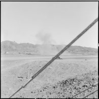 Explosion d'un obus de 120 mm Viêt-minh sur une piste de Na San.