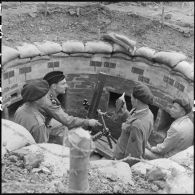 Instruction sur un mortier de 81 mm au fort de Laï Chau.