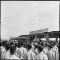 Au camp de Haiduong, le jour de la libération d'un groupe de PIM (prisonniers et internés militaires), les prisonniers sont rassemblés dans la cour principale.