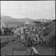 Transit d'hommes et de matériel en bordure du terrain d'aviation du camp retranché de Na San au cours de son évacuation.