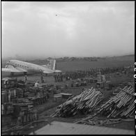 Lors de l'évacuation du camp retranché de Na San, une longue file de soldats attend d'embarquer sur la piste d'aviation, où une grande quantité de caisses et de matériel est stocké.