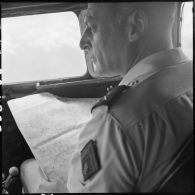 Le général Cogny, commandant des FTVN (Forces terrestres du Nord-Vietnam), à bord d'un Dakota lors d'une visite du camp retranché de Na San en cours d'évacuation.