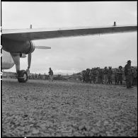 Embarquement d'éléments du 3e BT à bord d'un avion dans le cadre de l'évacuation de Na San.