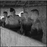 Le général de division Cogny, commandant les FTVN (forces terrestres Nord-Vietnam), visite le poste de commandement du 3e bataillon Thaï, au moment de l'évacuation du camp.
