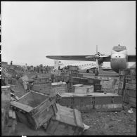Munitions et matériel stockés en bord de piste avant leur embarquement dans des avions de transport au cours de l'évacuation du camp retranché de Na San.