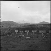 Tombes de soldats autochtones et d'un PIM au cimetière du camp retranché de  Na San.
