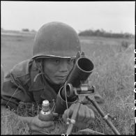 Un tireur du 3e BPVN (bataillon de parachutistes vietnamiens) derrière un lance-grenade en position au cours de l'opération Flandres.
