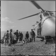 Evacuation sanitaire par hélicoptère Sikorsky S-55 H19 sur un piton près de Ban-Cohay tenu par le GAP 2 (groupement aéroporté n°2), au cours d'une reconnaissance le long de la piste Pavie au nord de Diên Biên Phu.