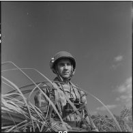 Le sergent Roussakoff, chef de section du GAP 2 (groupement aéroporté n°2), au cours d'une reconnaissance sur la piste Pavie au nord de Diên Biên Phu.