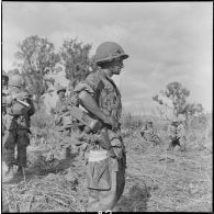 Le capitaine Bernard Cabiro, commandant la 4e compagnie du 1er BEP (bataillon étranger de parachutistes), au cours d'une halte sur un piton lors d'une reconnaissance sur la piste Pavie au nord de Diên Biên Phu, avec le GAP 2 (groupement aéroporté n°2).