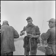 Distribution du courrier par un parachutiste du 8e BPC fumant la pipe et portant une canne.