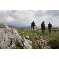 Reconnaissance d'itinéraire par un groupe de sapeurs du 6e RG équipés d'un détecteur de mine et d'une équipe cynophile du 132e BCAT (bataillon cynophile de l'armée de Terre) dans le cadre d'un exercice interarmes dans le secteur de Marjayoun (Liban).