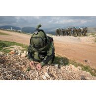 Intervention d'un démineur de l'équipe EOD de la FRC (Force commander reserve) sur un engin explosif devant un groupe de fantassins du 1er RIMa dans le cadre d'un exercice interarmes dans le secteur de Marjayoun (Liban).