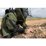 Intervention d'un démineur de l'équipe EOD de la FRC (Force commander reserve) sur un engin explosif dans le cadre d'un exercice interarmes dans le secteur de Marjayoun (Liban).