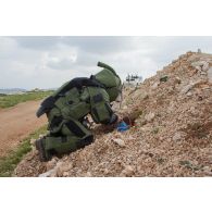 Intervention d'un démineur de l'équipe EOD de la FRC (Force commander reserve) sur un engin explosif dans le cadre d'un exercice interarmes dans le secteur de Marjayoun (Liban).