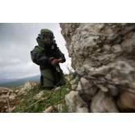 Un démineur de l'équipe EOD de la FRC (Force commander reserve) neutralise une mine dans le cadre d'un exercice interarmes dans le secteur de Marjayoun (Liban).