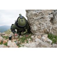 Un démineur de l'équipe EOD de la FRC (Force commander reserve) neutralise une mine dans le cadre d'un exercice interarmes dans le secteur de Marjayoun (Liban).