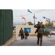 Des militaires de la FCR (force commander reserve) se déplacent dans le camp de Dayr Kifa (Liban) lors de la relève de la garde entre militaires français et finlandais.