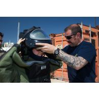 La journaliste de la DICOD essaie la tenue lourde de protection EOD-9 du GPD (groupement de plongeurs démineurs) de Toulon, pour la rubrique 