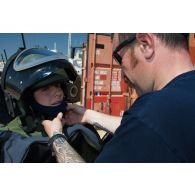 La journaliste de la DICOD essaie la tenue lourde de protection EOD-9 du GPD (groupement de plongeurs démineurs) de Toulon, pour la rubrique 