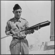 Un soldat présentant une fusée éclairante.