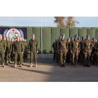 Rassemblement des détachements français et libanais de la FCR (Force commander reserve) lors de la cérémonie aux couleurs sur la place d'armes du camp 9.1 de Deir Kifa au Sud-Liban. En arrière-plan, l'insigne du 1er RIMa.