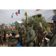 Essai d'une tenue de protection de démineur lors d'une présentation de matériel de la compagnie finlandaise aux forces françaises de la FCR (Force commander reserve) sur le camp de Dayr Kifa.