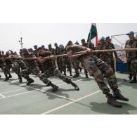 Challenge sportif Tug of War organisé par le détachement français de la FCR (Force commander reserve) au camp 9.1 de Dayr Kifa : l'équipe indienne au tir à la corde.