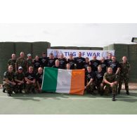 Challenge sportif Tug of War organisé par le détachement français de la FCR (Force commander reserve) au camp 9.1 de Dayr Kifa : l'équipe irlandaise, victorieuse de l'épreuve de tir à la corde, pose avec le drapeau.