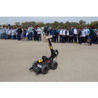 Présentation d'une opération de déminage à l'aide d'un robot par l'équipe EOD du GPD lors de la journée de sensibilisation aux mines au profit des enfants libanais de Tyr.