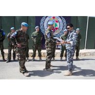 Remise de diplômes au terme d'une formation à la protection NRBC (nucléaire, radiologique, biologique et chimique) par le détachement prévôtal de la FCR (Force commander reserve) aux gendarmes libanais.