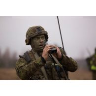 Portrait d'un militaire estonien équipé de jumelles d'observation.