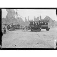 Péronne, tracteur d'artillerie anglais suivant l'avancée des troupes. [légende d'origine]