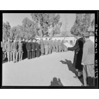 Lecture d'un discours par une autorité militaire devant le 19e CA (corps d'armée) lors d'une compétition de cross-country à Alger.