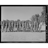 Portrait de groupe de soldats du 19e CA (corps d'armées) d'un stade à Alger lors d'une compétition de cross-country.