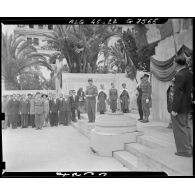 Le général de brigade Jean Breuillac prononce un discours devant le monument aux morts d'Alger.