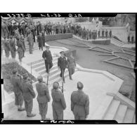 Le gouverneur général de l'Algérie quitte le monument aux morts d'Alger, accompagné du général de brigade Jean Breuillac et suivi d'autorités militaires et civiles.