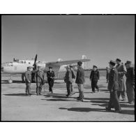 Arrivée du général Philippe Leclerc à l'aérodrome de Boufarik.